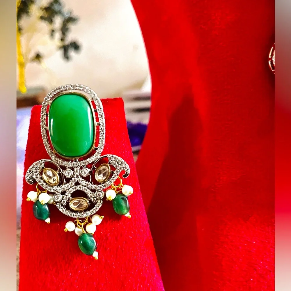 Grand Emerald&American Diamanté Pendant Held By Pearls &Green Droplets Earrings - Picture 6 of 6